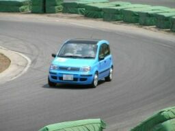 �t�F�X�^�A�^�b�N�𑖂�j���[�p���_